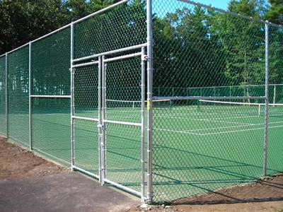 Ocynkowane ogrodzenie z kortów tenisowych.
